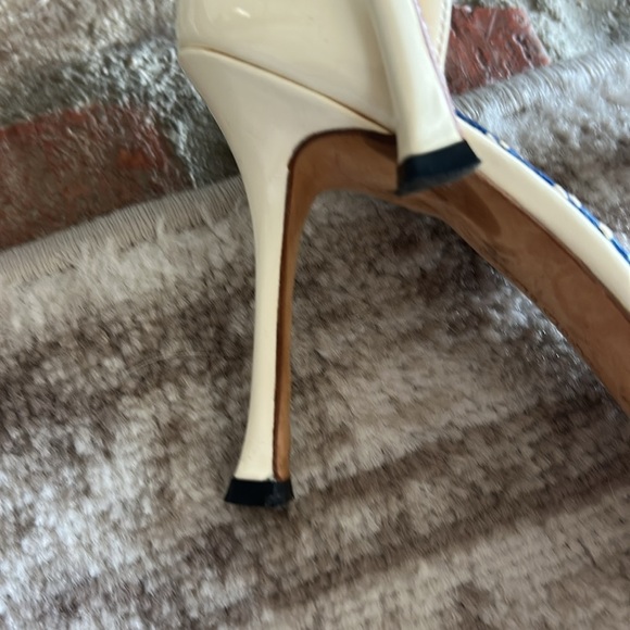 ⭐️Manolo Blahnik Patent Leather Open-Toe Heels⭐️ - Picture 8 of 9